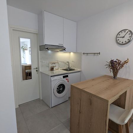 Modern & Cozy Studio W/ Backyard Near City Center ليماسول المظهر الخارجي الصورة