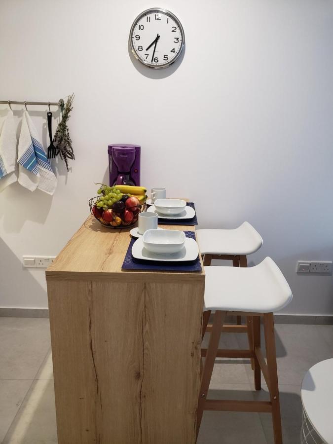 Modern & Cozy Studio W/ Backyard Near City Center ليماسول المظهر الخارجي الصورة