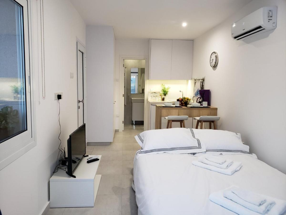 Modern & Cozy Studio W/ Backyard Near City Center ليماسول المظهر الخارجي الصورة