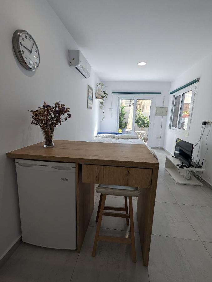 Modern & Cozy Studio W/ Backyard Near City Center ليماسول المظهر الخارجي الصورة