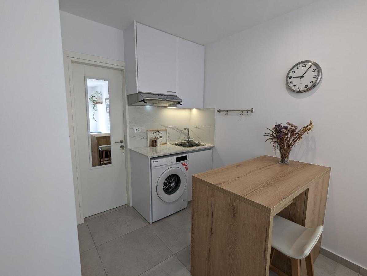 Modern & Cozy Studio W/ Backyard Near City Center ليماسول المظهر الخارجي الصورة